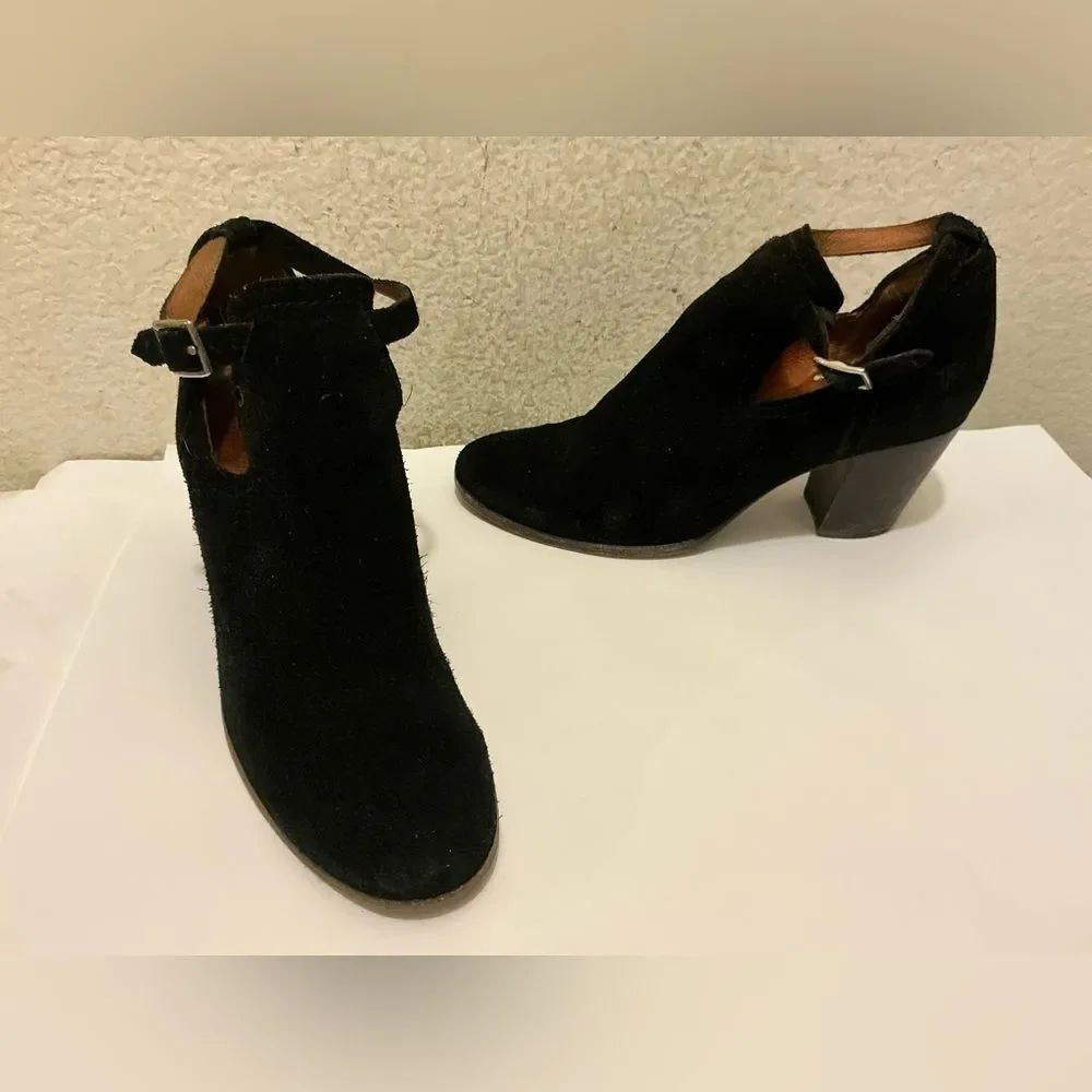 Frye Black suede, Meghan cut out ankle booties 7B